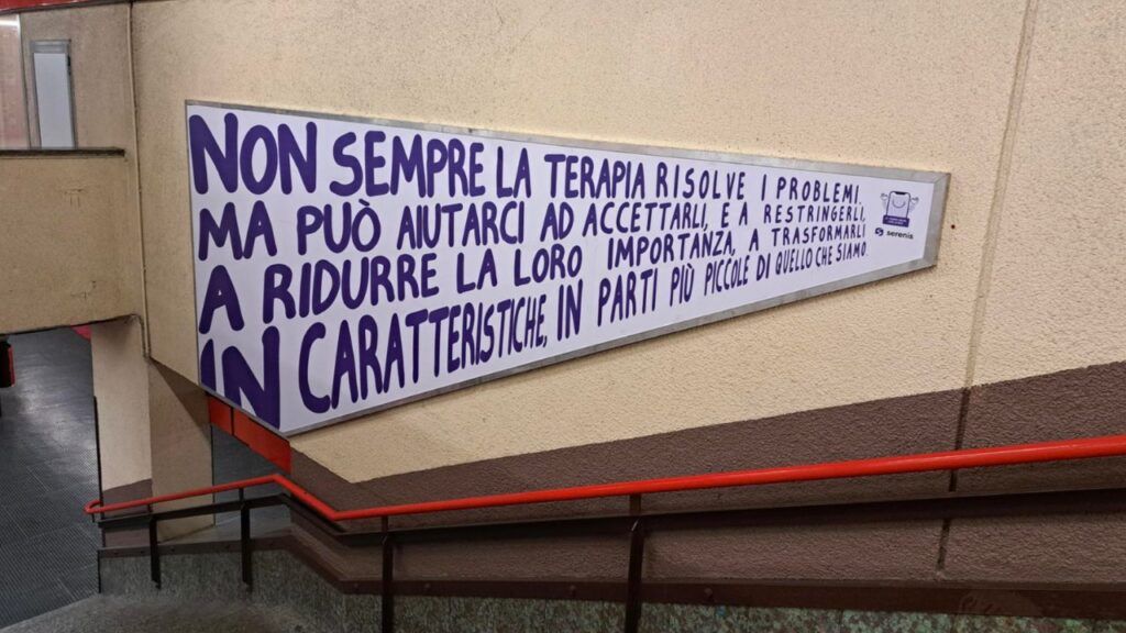 Cartellone che si restringe su di un lato, in cui Serenis ha inserito un messaggio associabile al restringimento del cartellone