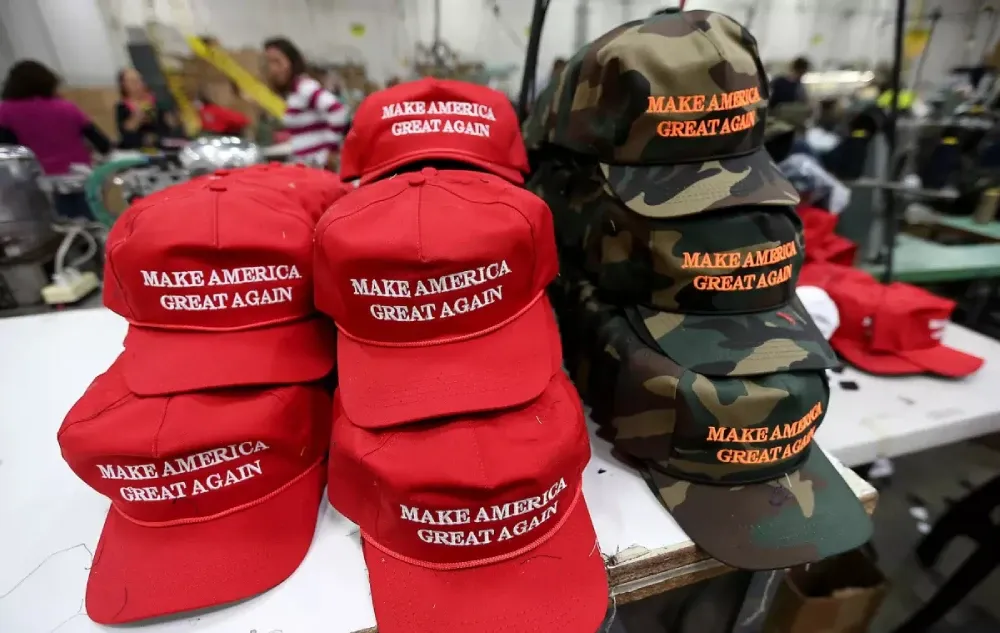 Cappellino elezioni Trump che riportano la scritta 
