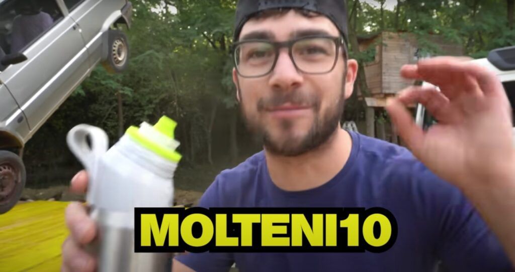 Michele Molteni mentre promuove un prodotto in un suo video