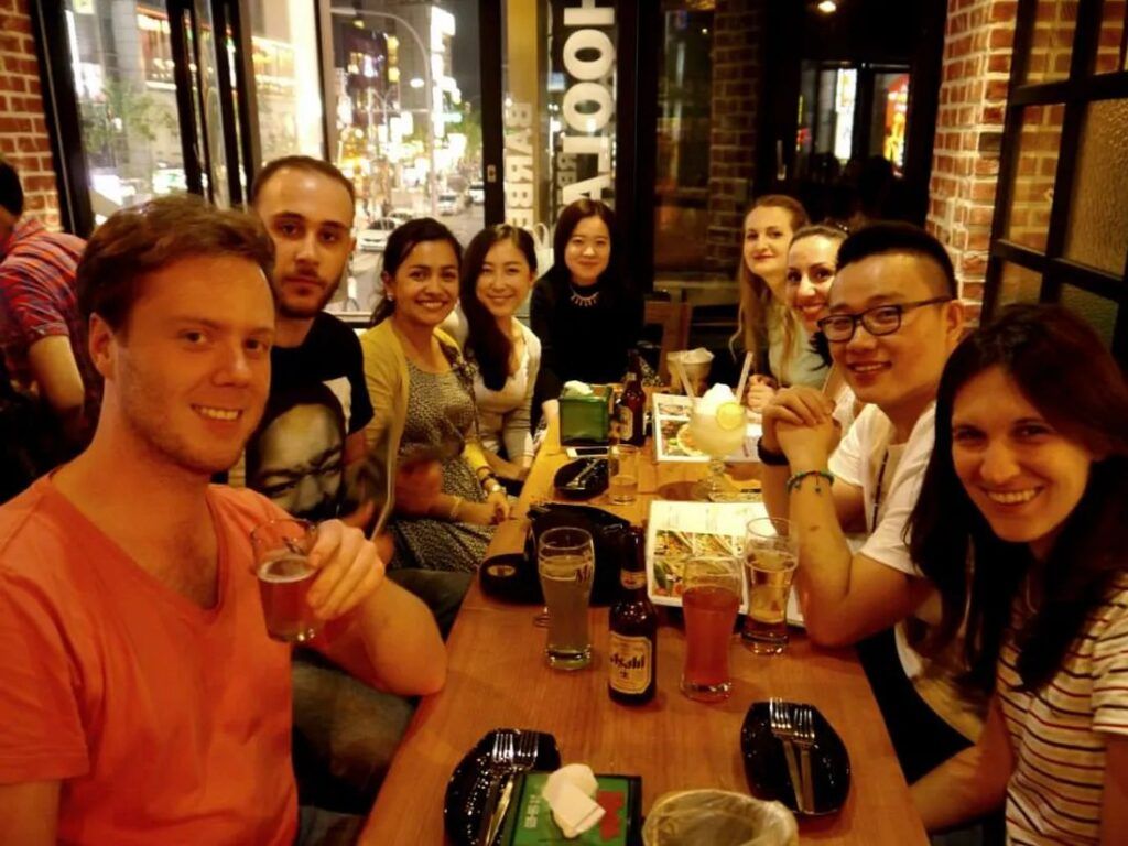 Luca Mastella seduto ad un tavolo con altri studenti del Master in Global Business in Canada